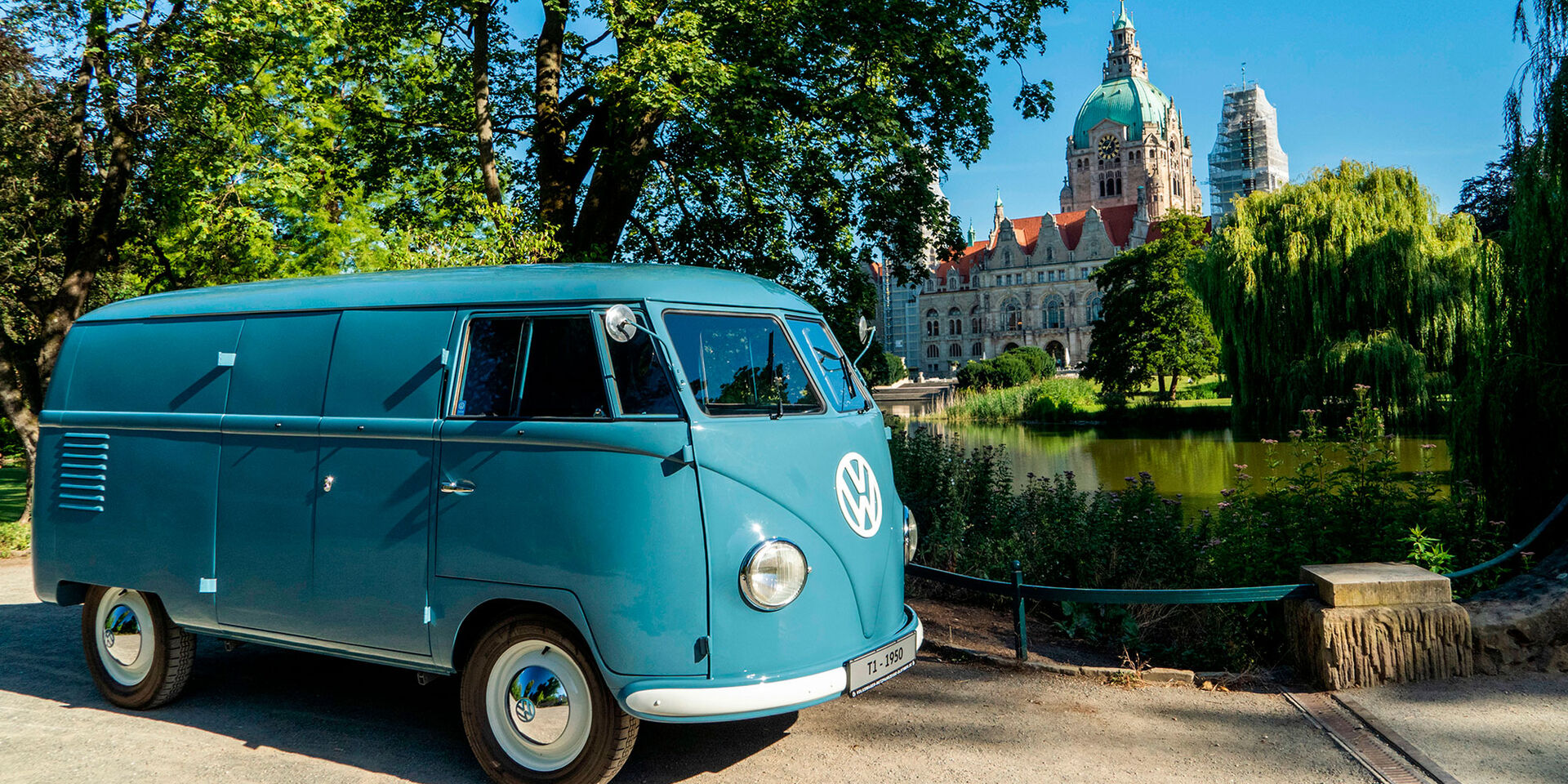 A VW Transporter Sofie em frente a um lago e a um palácio.
