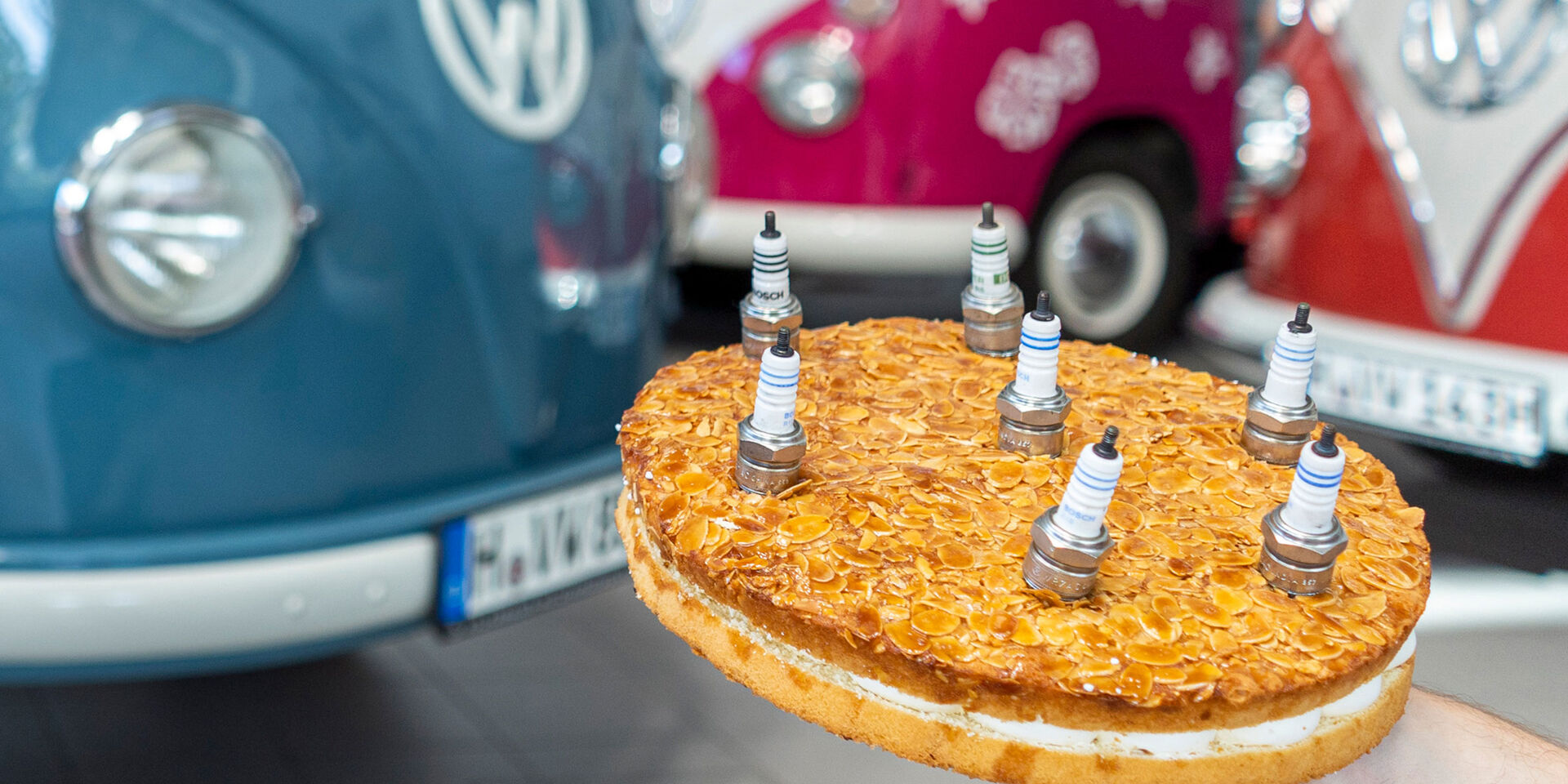 Um bolo com velas do motor no aniversário da VW Transporter Sofie.