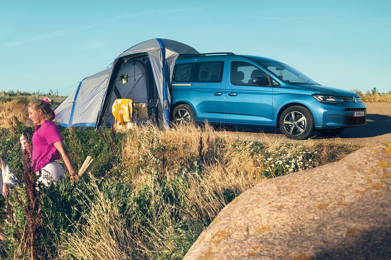 VW Caddy California azul com tenda na parte de trás