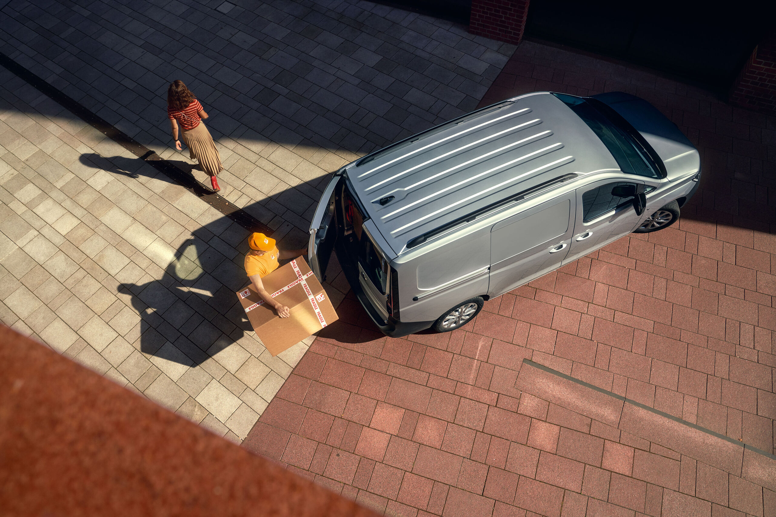 Perspetiva lateral do novo Volkswagen Caddy Cargo com a porta lateral aberta.