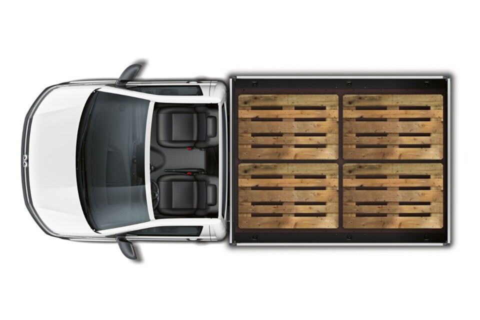 A área de carga da carrinha Volkswagen Transporter 6.1 Caixa Aberta oferece espaço para quatro europaletes colocadas lado a lado.