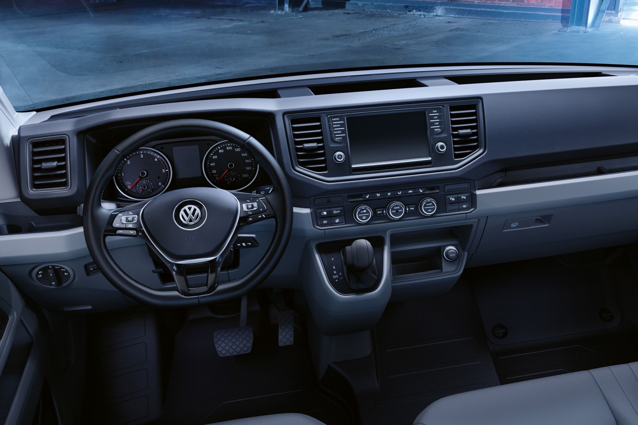 Uma visão da cabina do condutor da Crafter Chassis da Volkswagen Veículos Comerciais.