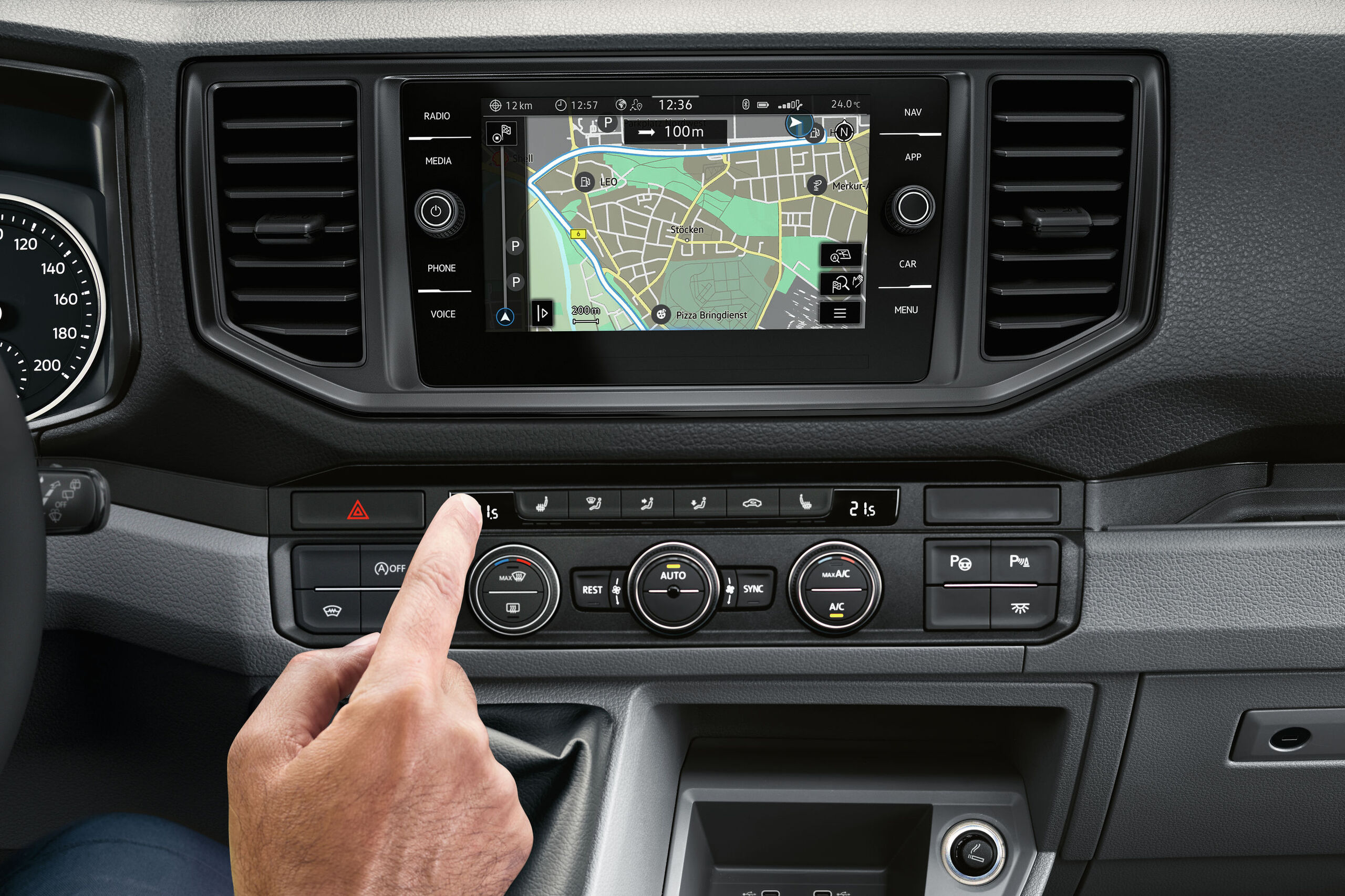 Cockpit da VW Crafter a ver-se o serviço online Car-Net no ecrã multifunções