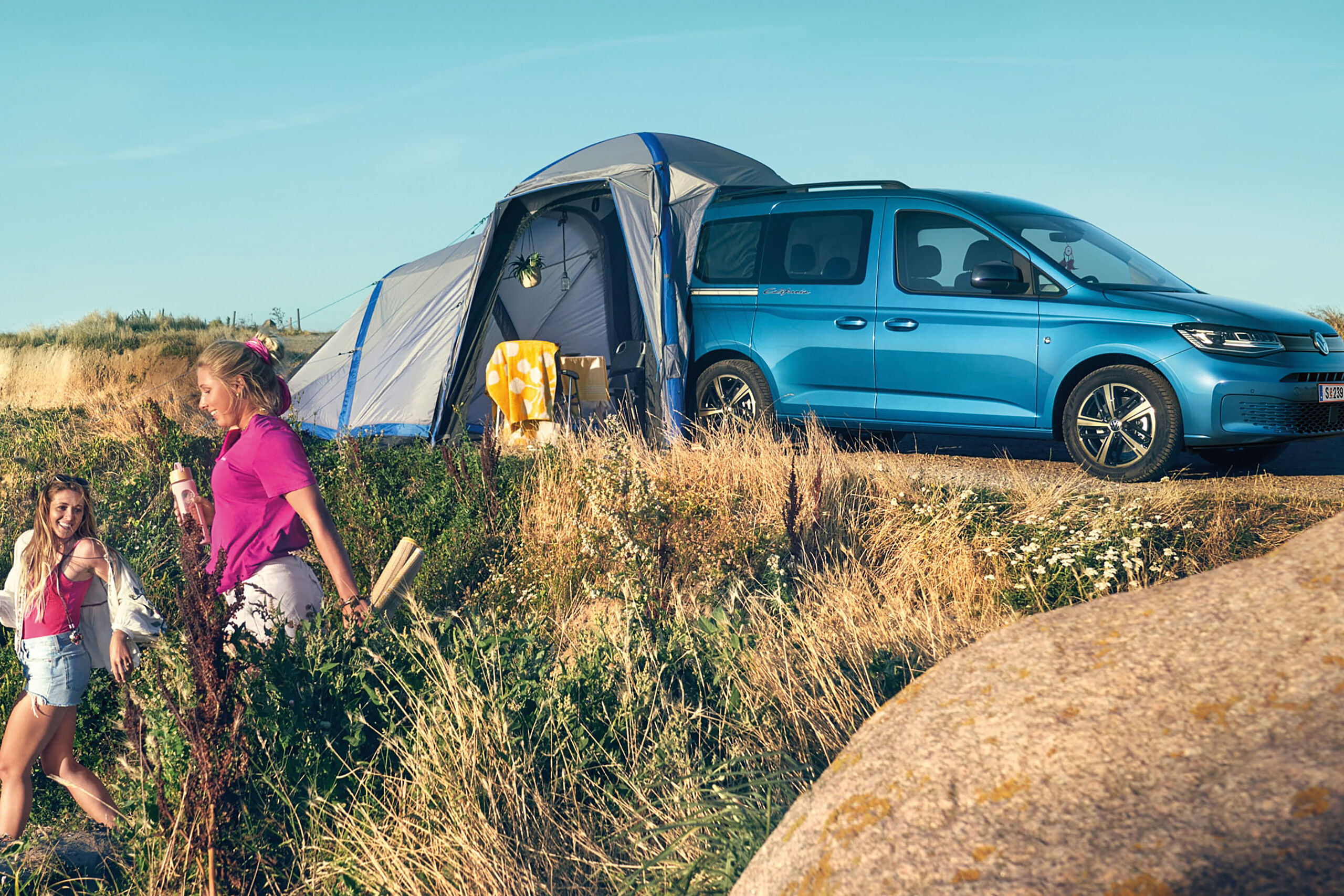 VW Caddy California equipada com uma tenda numa duna.