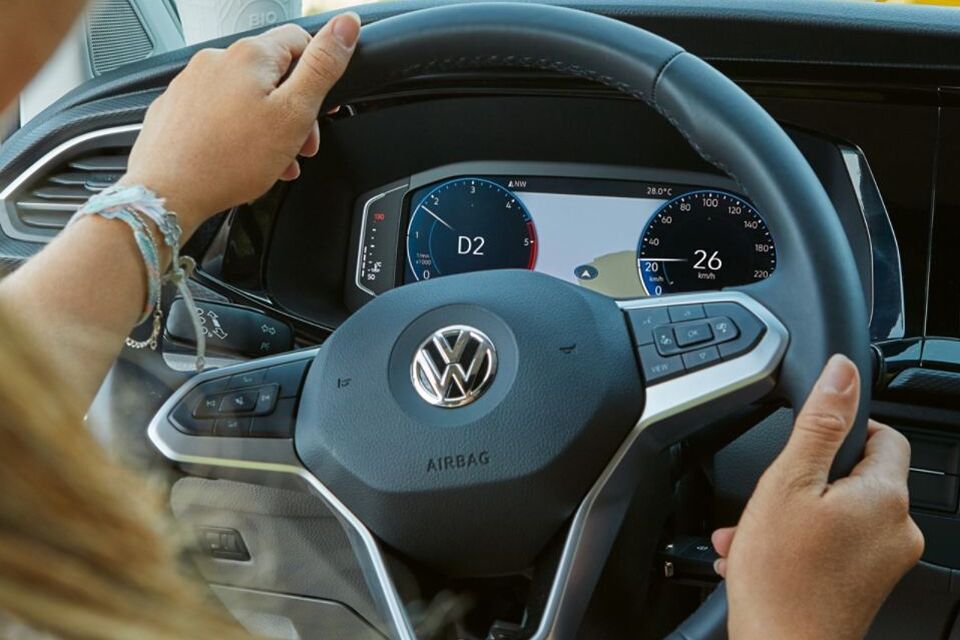 Vista detalhada do velocímetro e volante da VW California 6.1