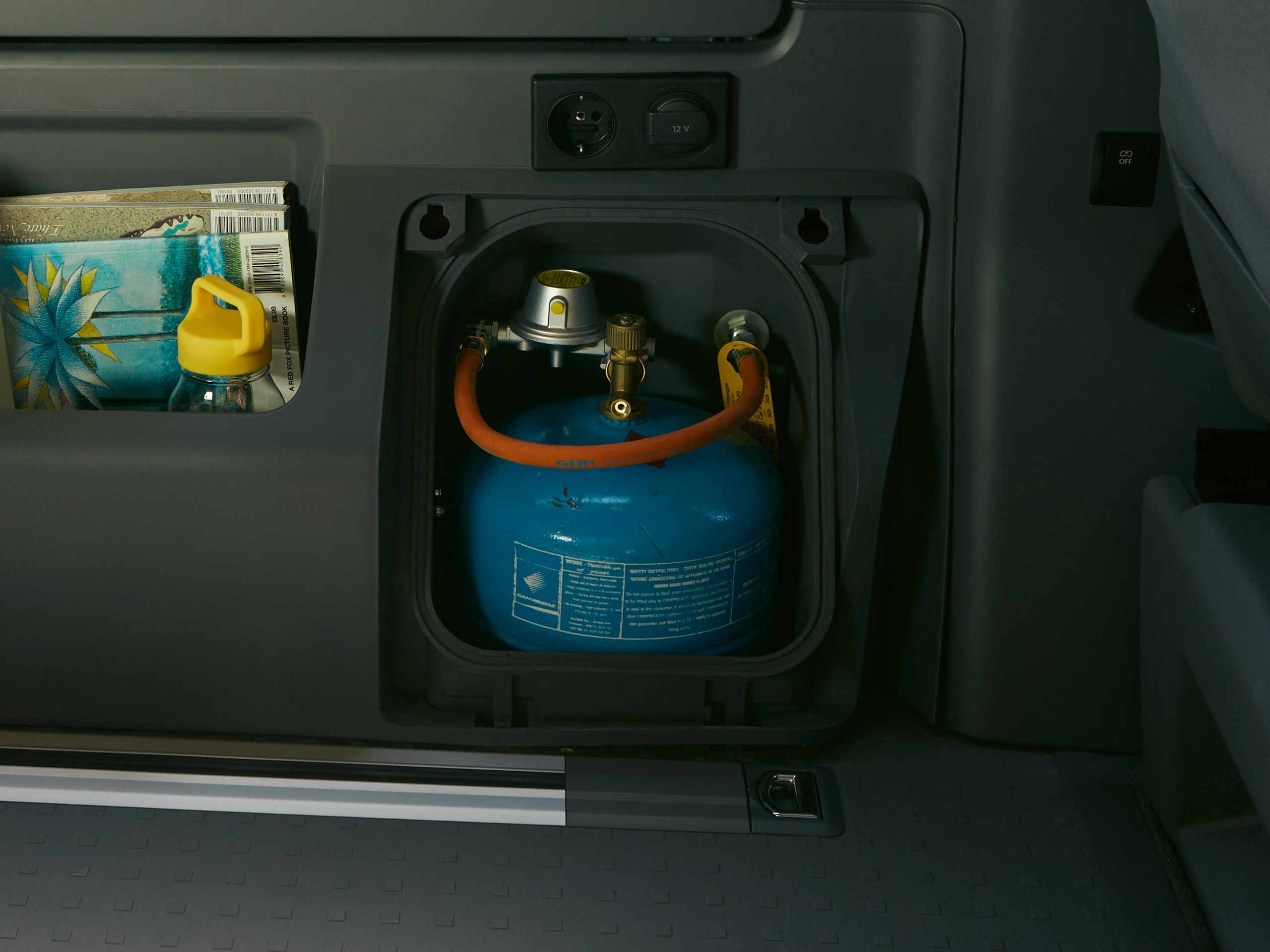 O compartimento de gás de uma autocaravana VW California 6.1 Beach.