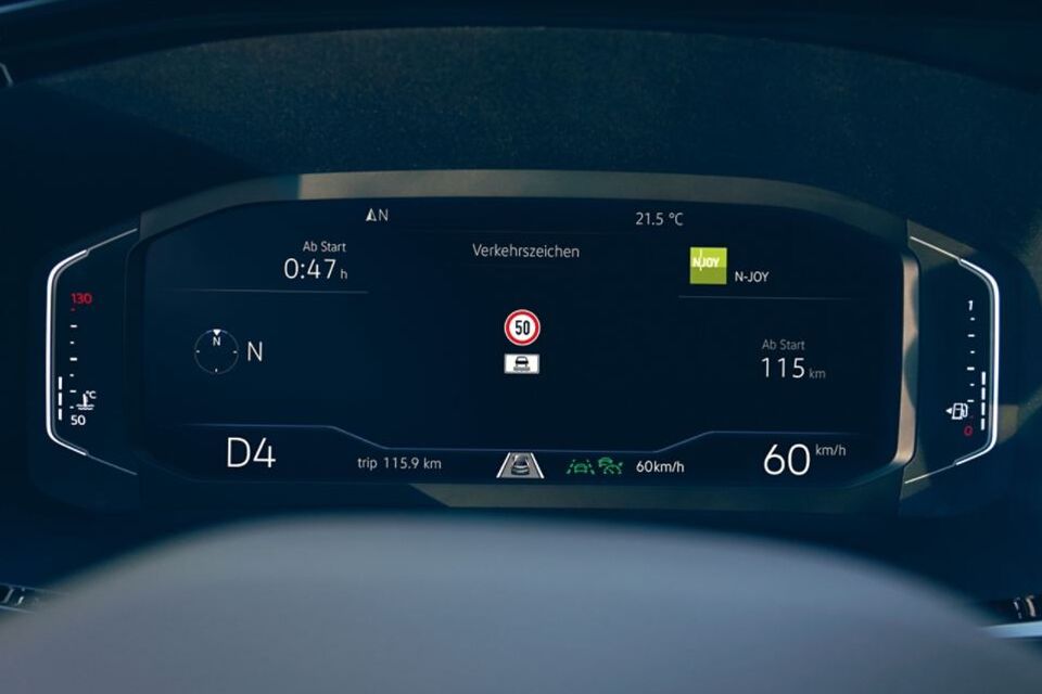 Velocímetro digital da Volkswagen California 6.1 a exibir o reconhecimento de sinais de trânsito.
