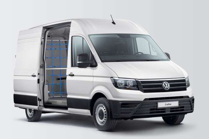 Carrinha VW Crafter adaptada para serviços profissionais de transporte de mercadorias.