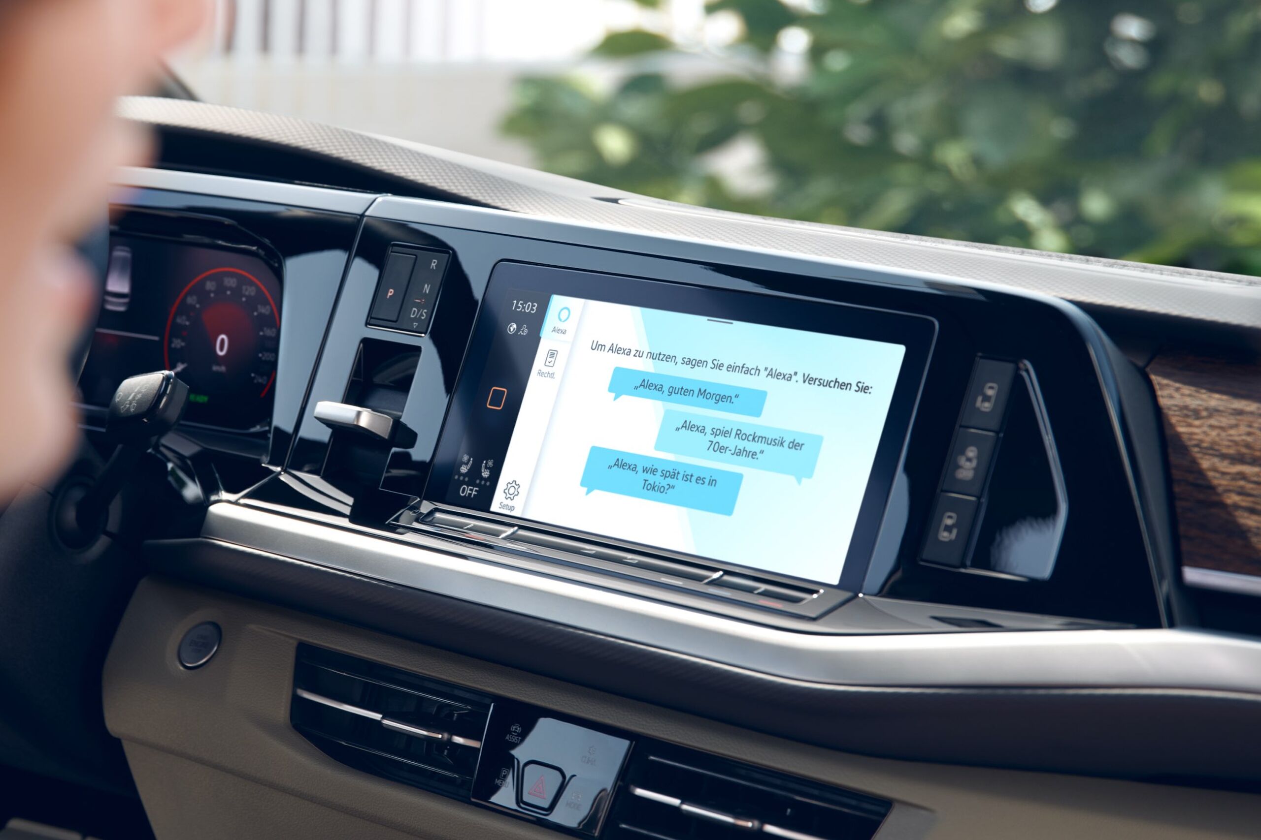 Das Display mit Amazon Alexa Anzeige im VW Multivan T7 2021 Cockpit. 