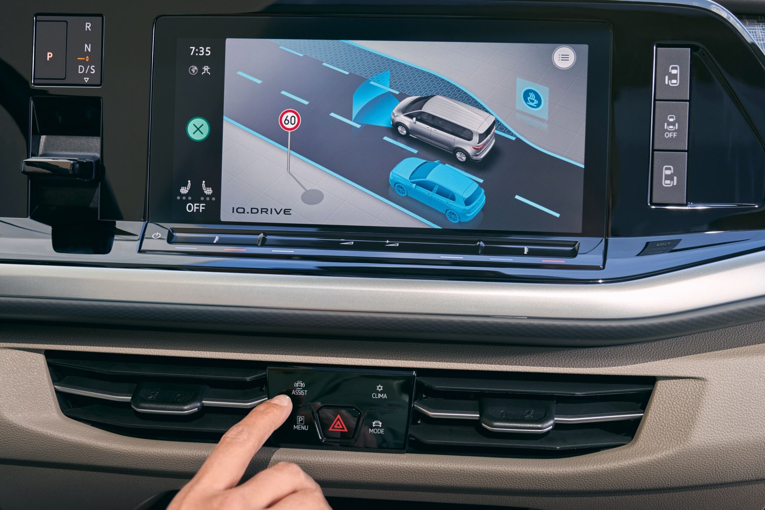 Das Display mit IQ.Drive Assistent im VW Multivan T7 2021.