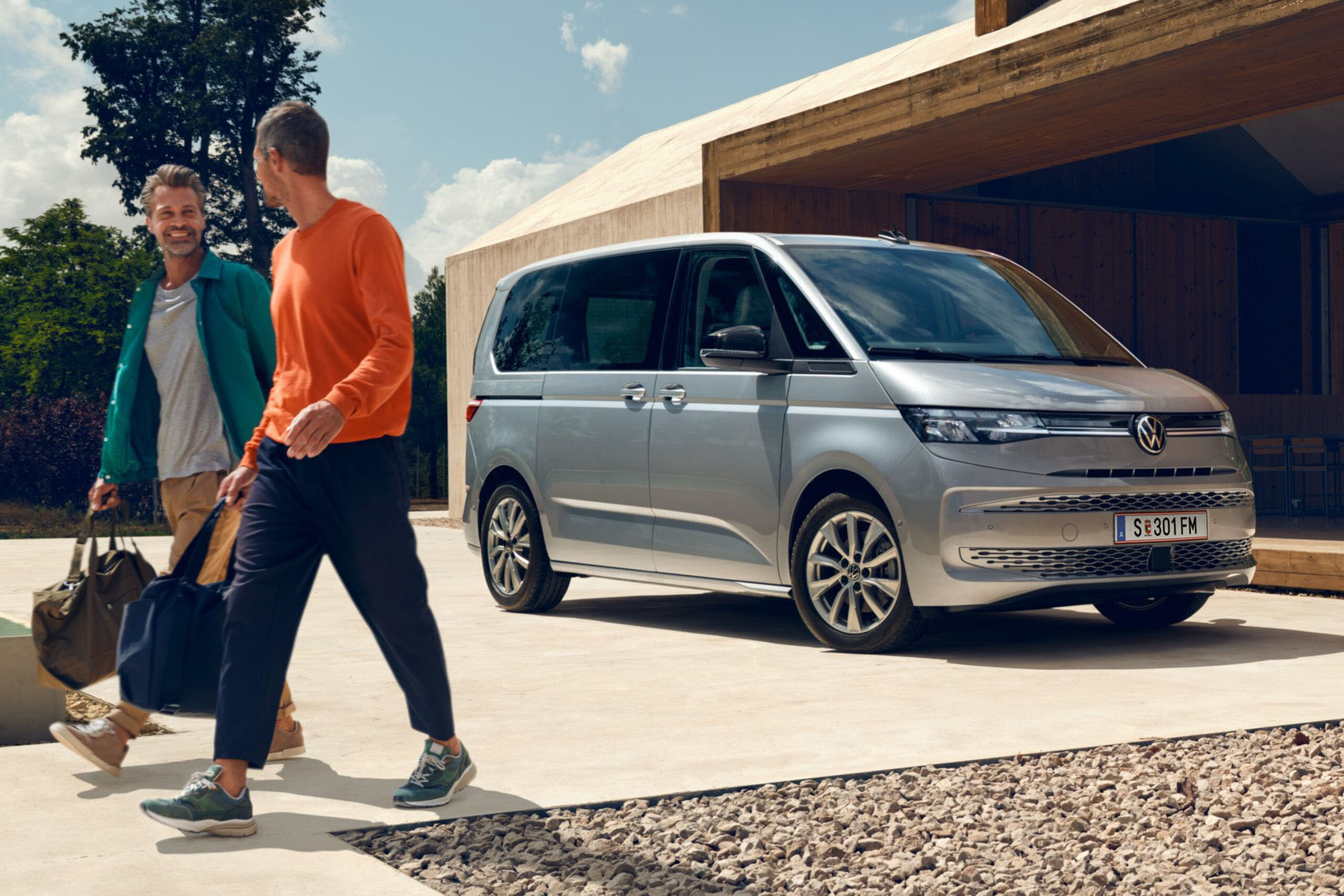 A Multivan Life da Volkswagen está estacionado num pátio.