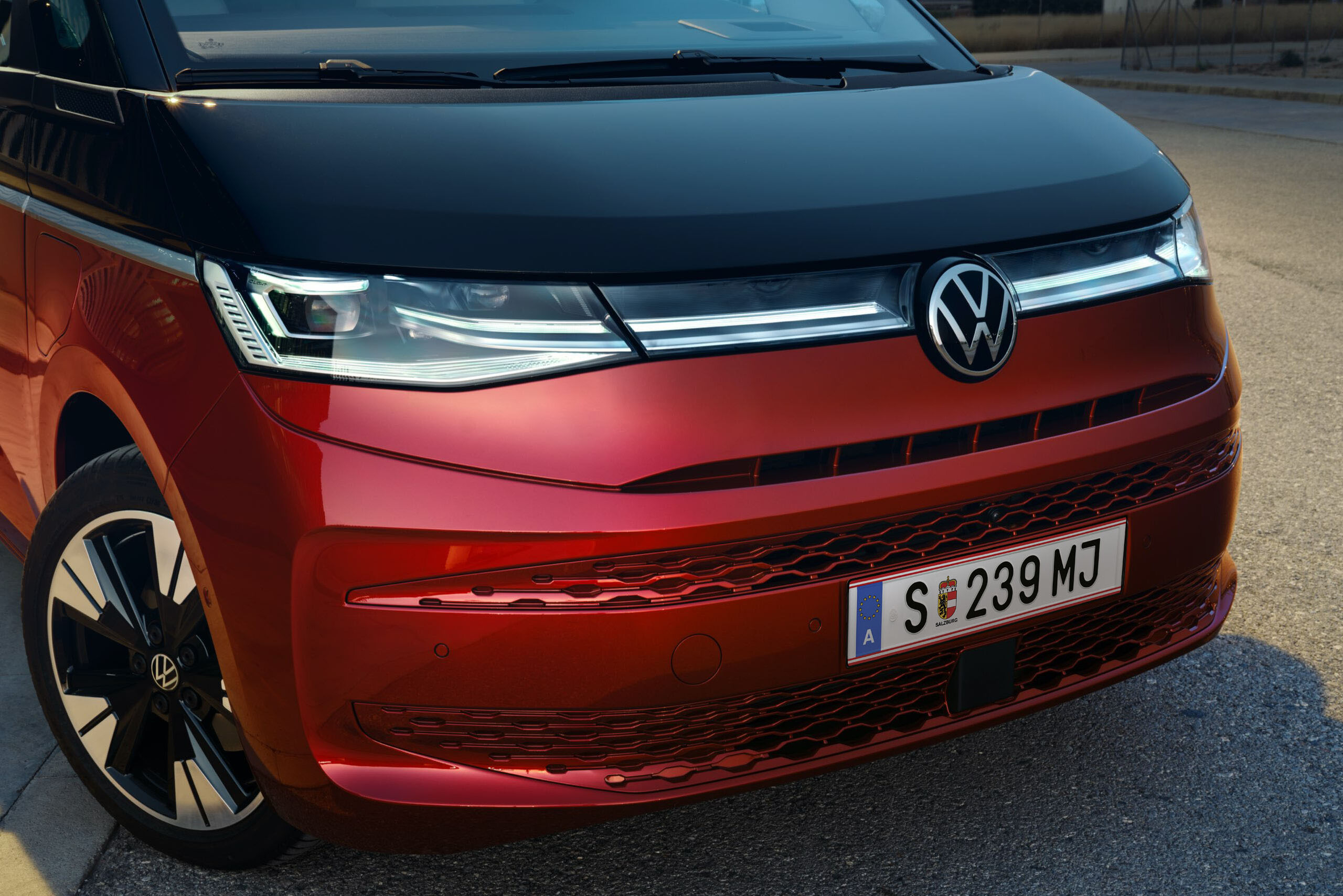 A Multivan Style da Volkswagen em grande plano frontal.