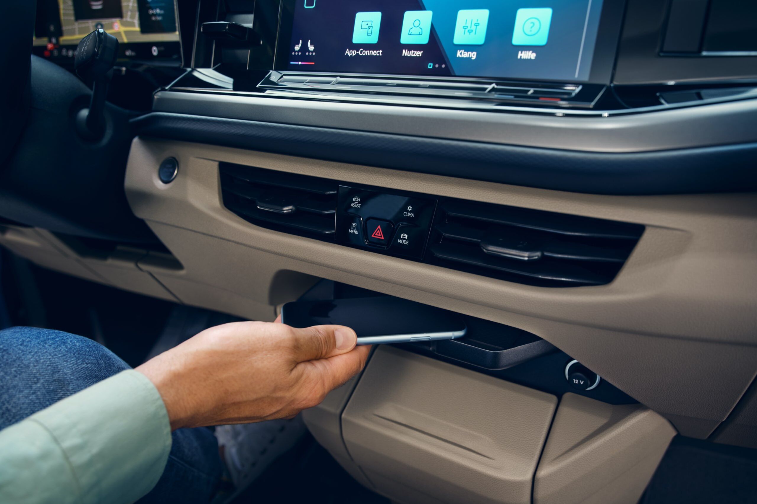 Die Ablagefläche für Smartphones im neuen VW Multivan T7 2021.