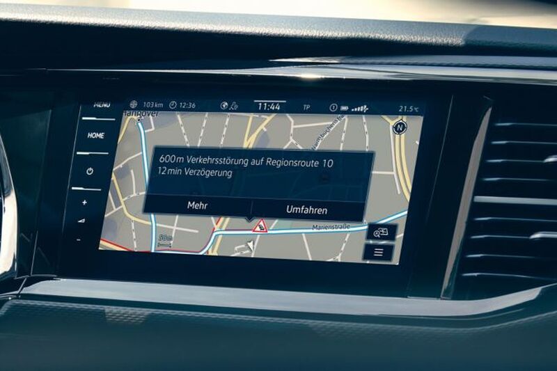 O sistema de navegação de uma carrinha comercial Volkswagen mostra a utilização da navegação em tempo real.