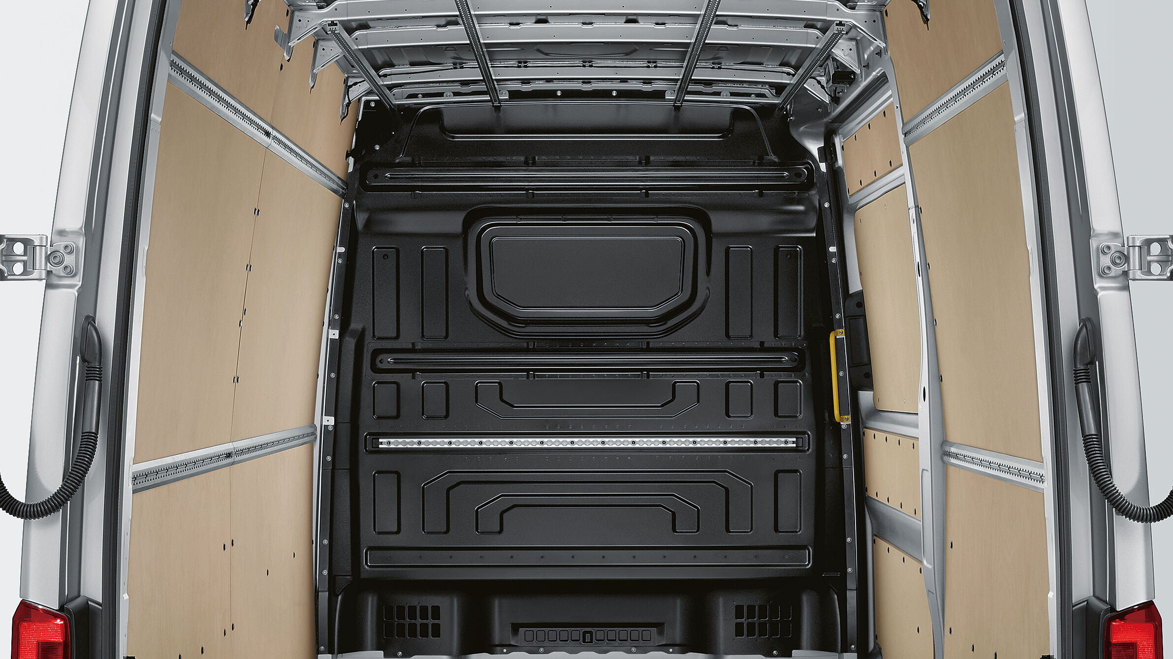 Interior do compartimento de carga do VW Crafter cargo com separador de carga sem janela.