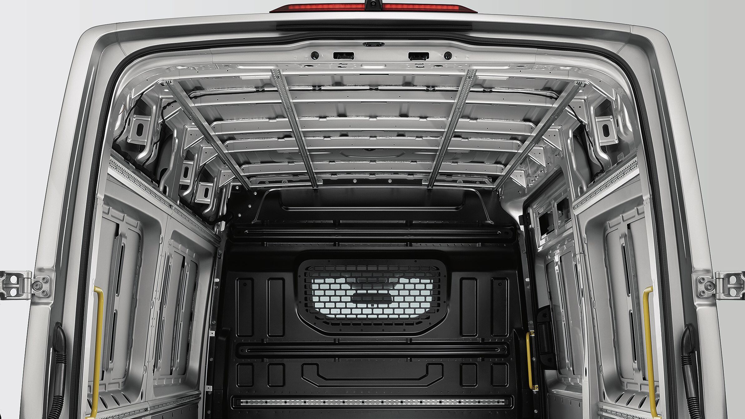 Interior do compartimento de carga do VW Crafter Cargo com separador de carga com grelha e janela.