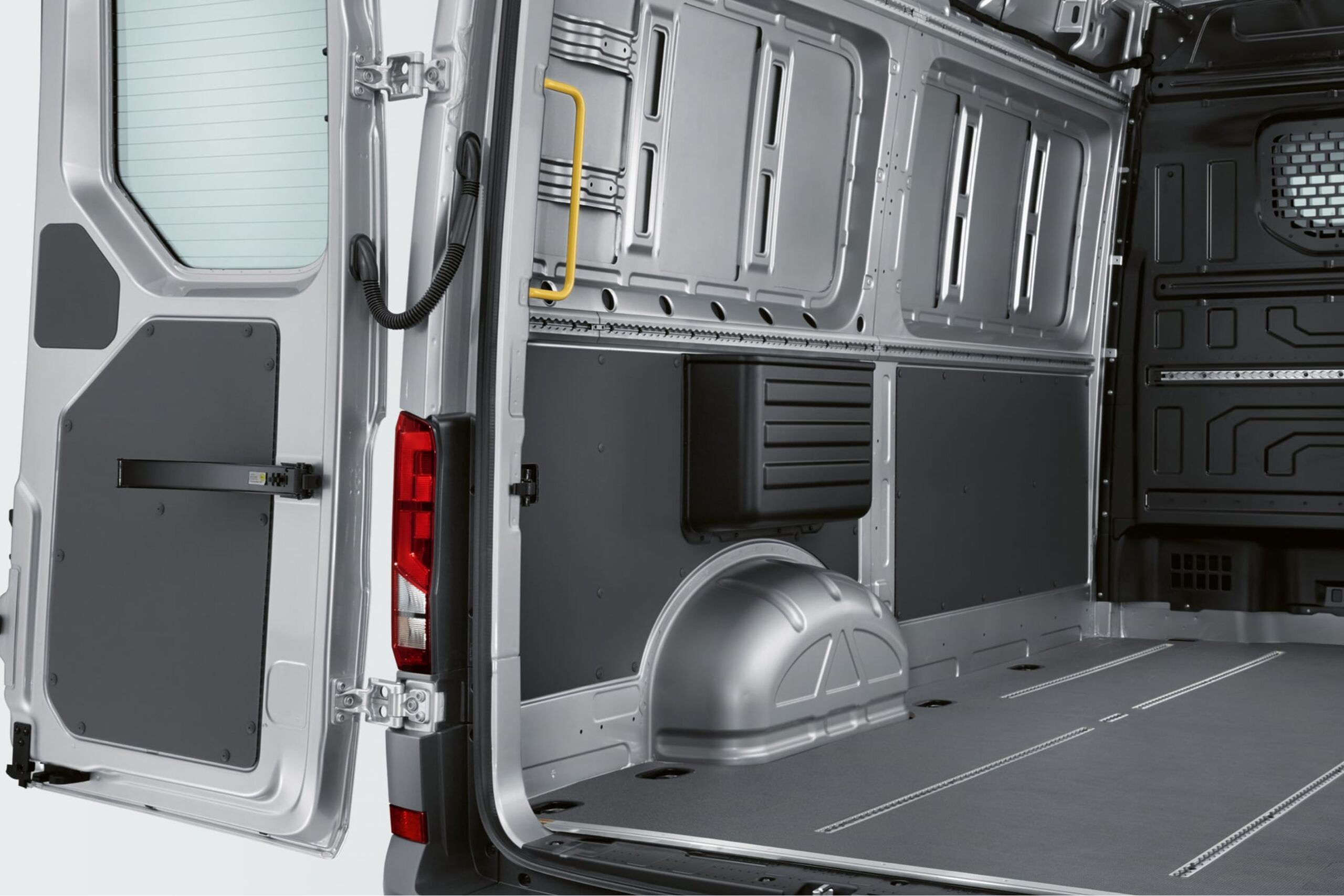 Interior do compartimento de carga do Crafter Cargo Volkswagen Veículos Comerciais com revestimento em plástico até meia altura.