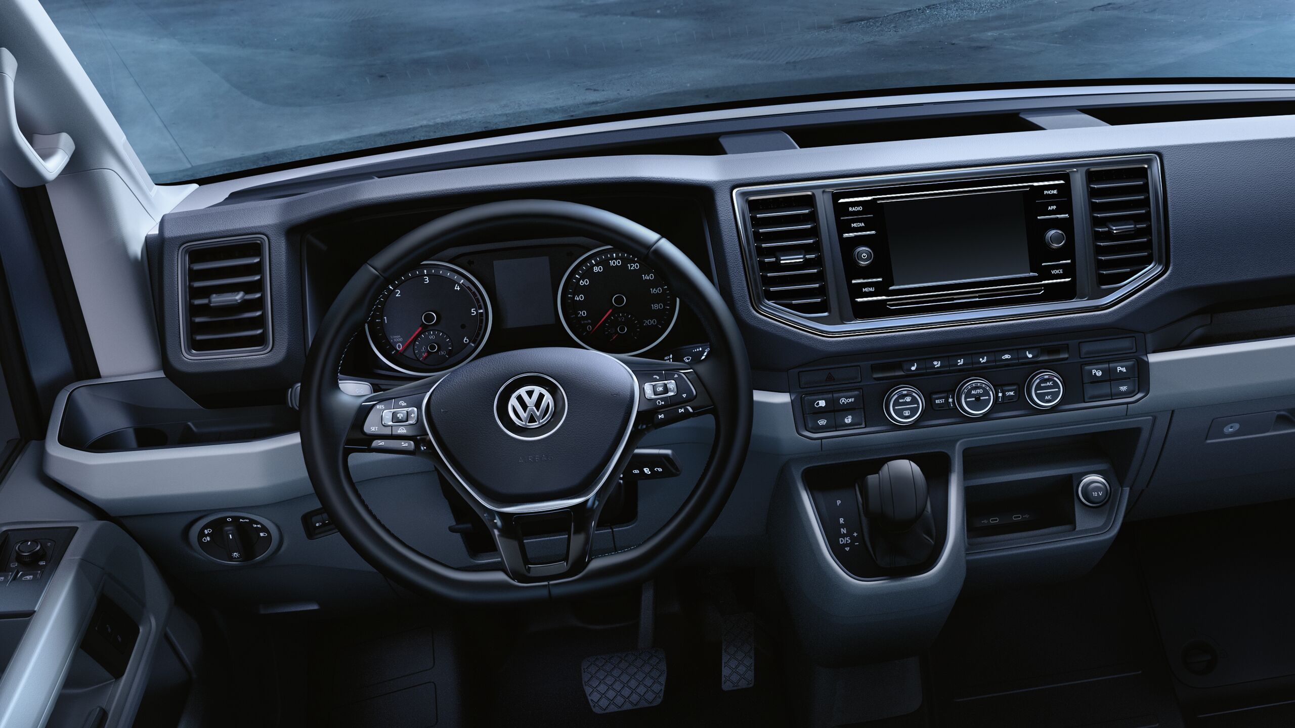 Interior da cabina do condutor do Crafter Volkswagen Veículos Comerciais as suas conexões e ligações.