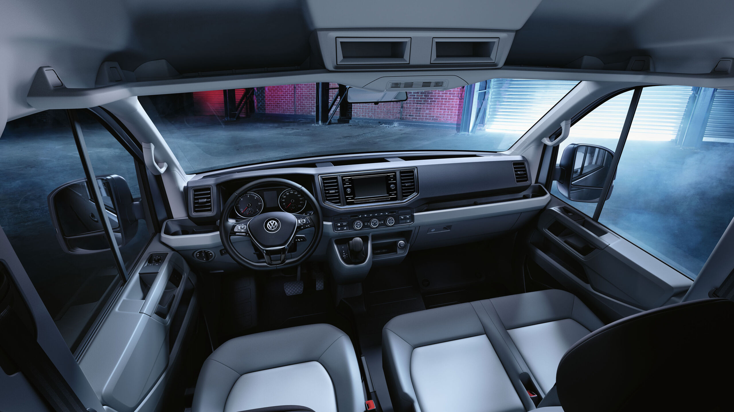 Cockpit da VW Crafter Chassis com inúmeras arrumações e compartimentos