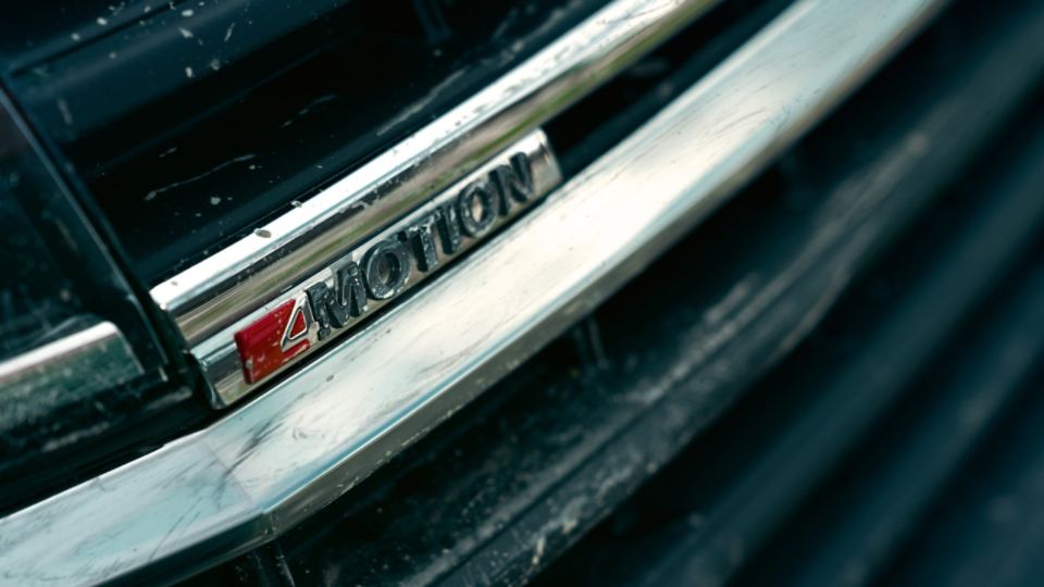 Um close-up da placa 4MOTION da VW Caravelle 6.1