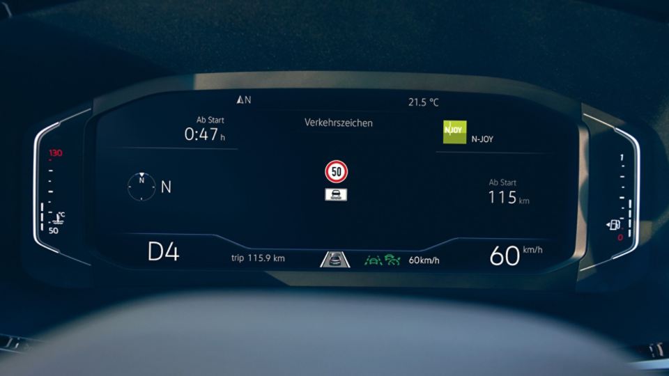 Vista frontal do cockpit digital da Volkswagen Caravelle 6.1 com o sistema de reconhecimento de sinais de trânsito