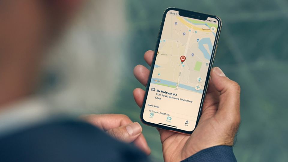 Smartphone com aplicação "maps + more" da Volkswagen no ecrã