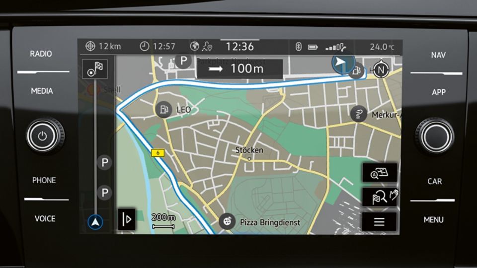 Um mapa aparece no ecrã do sistema de navegação da Volkswagen Caravelle 6.1