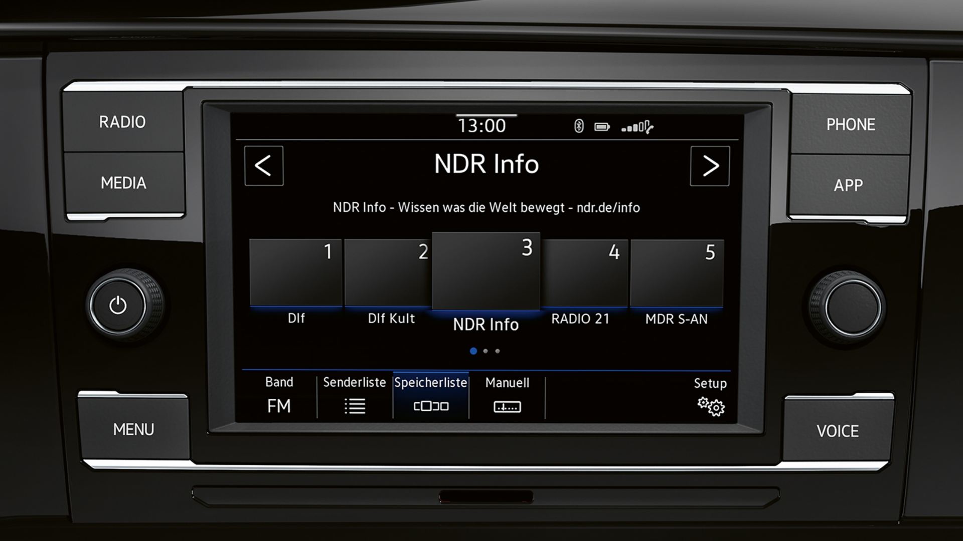 Vista frontal do sistema de rádio da Volkswagen "Composition Colour" da VW Caravelle 6.1