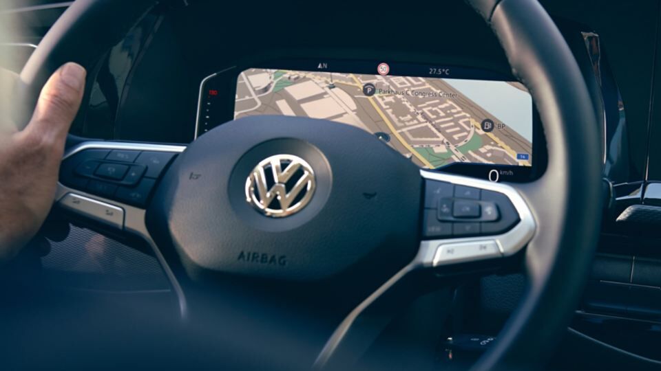 Zu sehen ist ein VW California 6.1 und das Digital Cockpit mit Navigation 