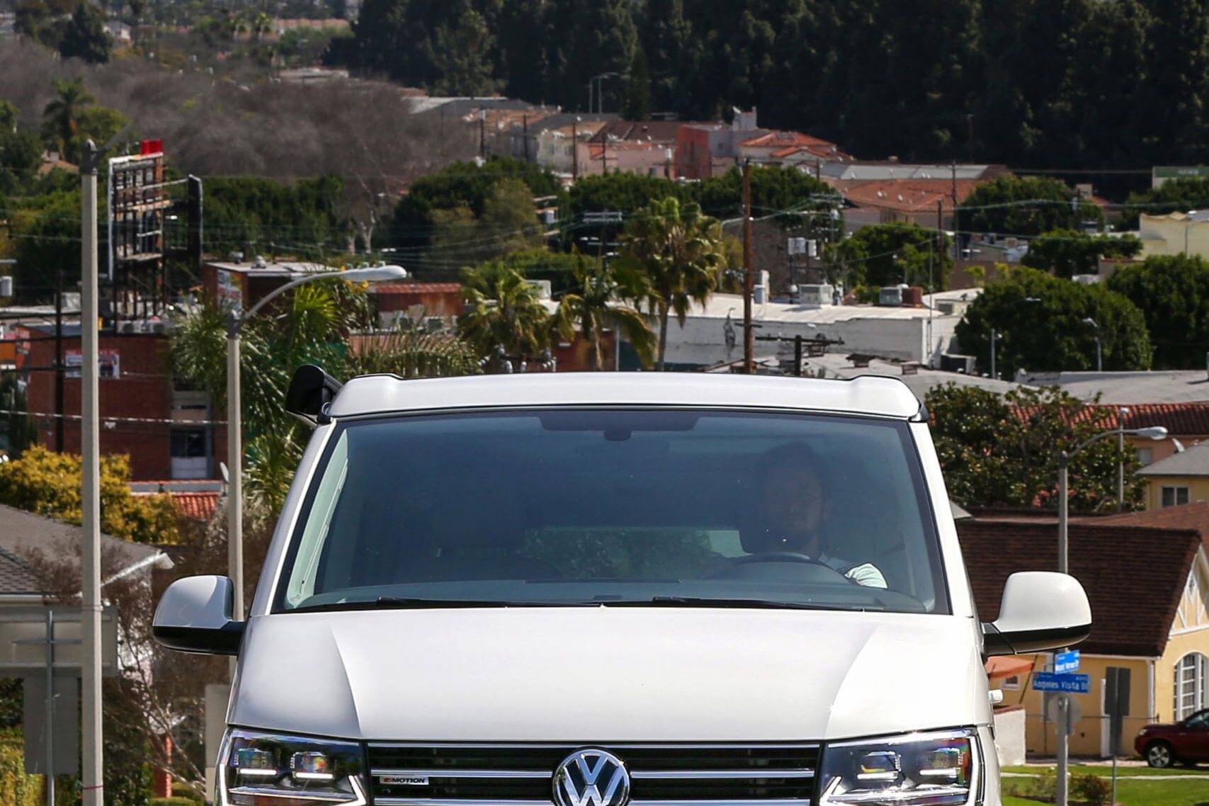 Uma California da Volkswagen Veículos Comerciais a percorrer uma estrada californiana.
