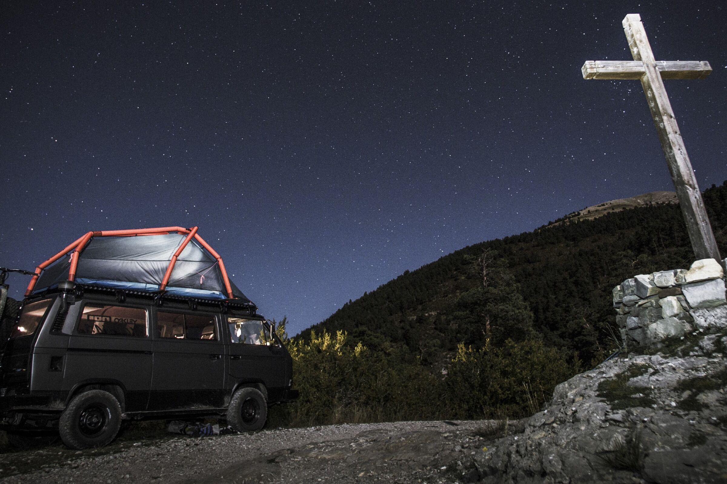 A T3 de Rob Heran estacionado de noite no meio de uma paisagem de montanha selvagem. Em primeiro plano pode ver-se a cruz no cume.