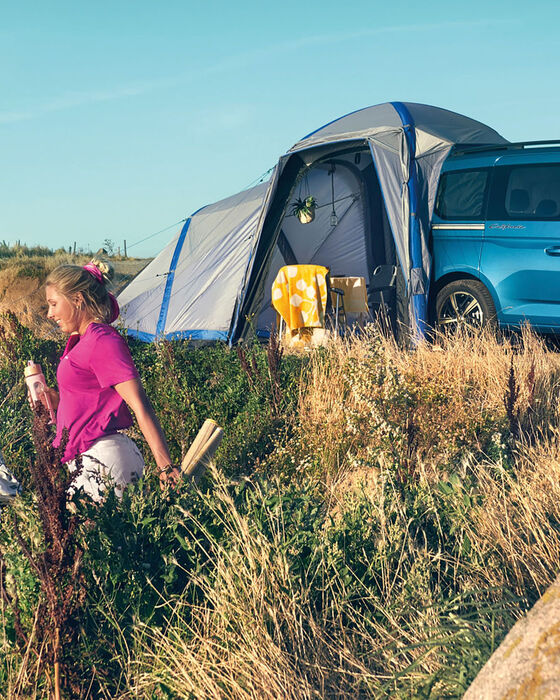 VW Caddy California azul com tenda na parte de trás