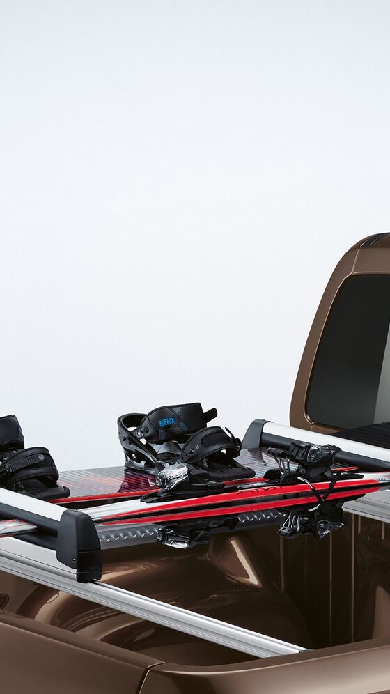 Equipamento de esqui na caixa aberta de um VW Amarok