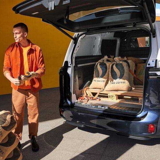 O VW ID. Buzz Cargo a ser carregado com mercadorias.