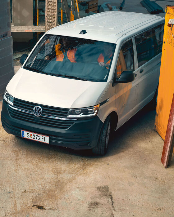 Uma carrinha VW Transporter 6.1 Kombi a ser conduzida.