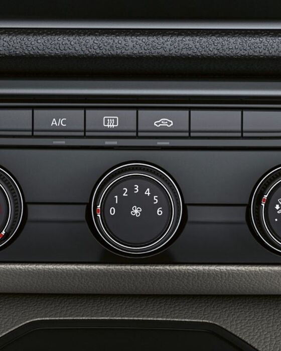 A imagem mostra a unidade de comando do sistema de aquecimento e climatização de uma carrinha Volkswagen.