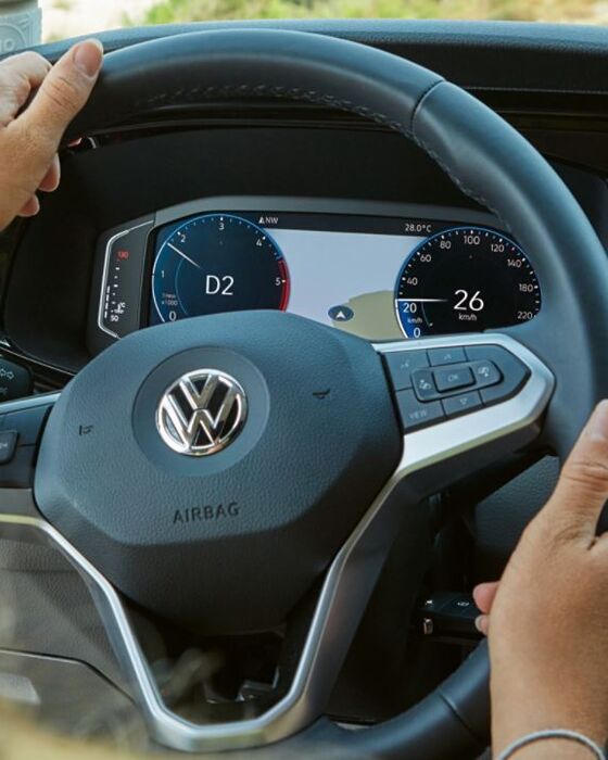 Vista detalhada do velocímetro e volante da VW California 6.1