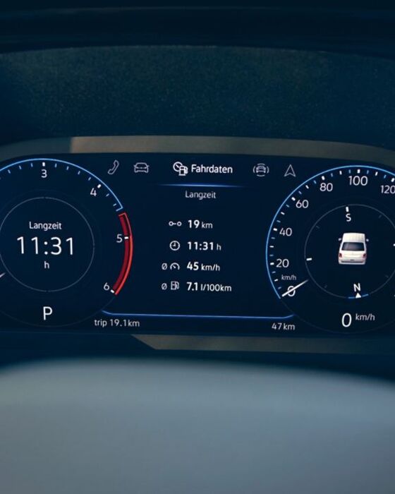 Velocímetro digital da autocaravana VW California 6.1 a mostrar a vista geral dos dados de viagem.