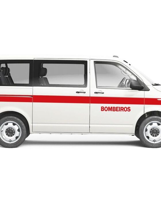 Carrinha comercial Volkswagen Transporter adaptada para os Bombeiros.