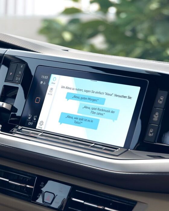 Das Display mit Amazon Alexa Anzeige im VW Multivan T7 2021 Cockpit. 