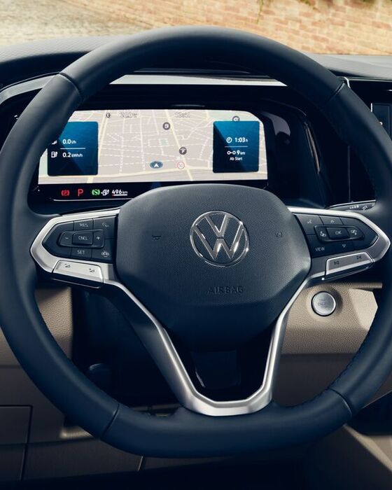 Das Multifunktionslenkrad im Cockpit des neuen VW Multivan T7 2021.