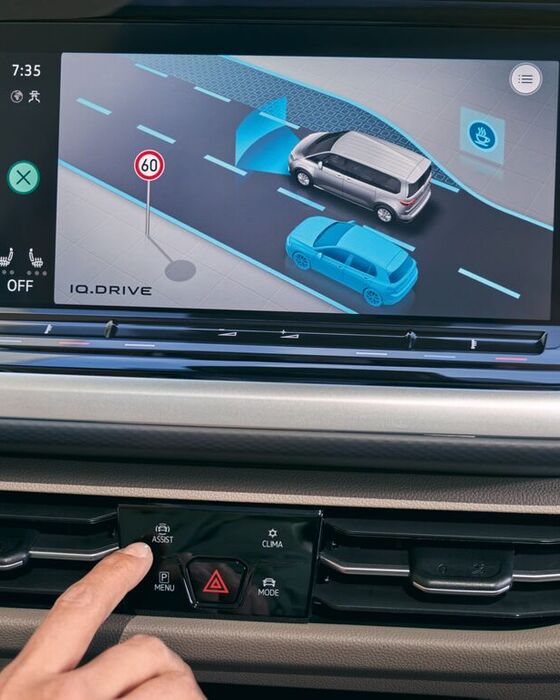 Das Display mit IQ.Drive Assistent im VW Multivan T7 2021.