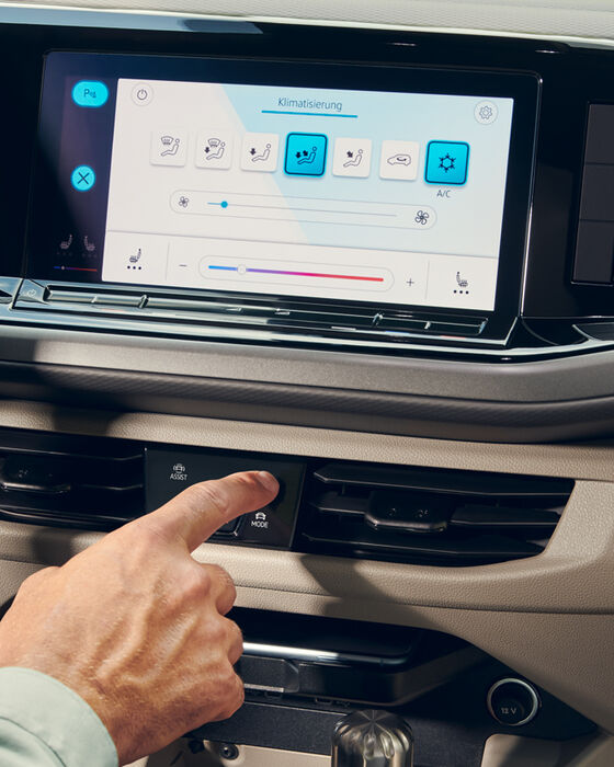 O ecrã de navegação com as definições com o ar condicionado da VW Multivan.