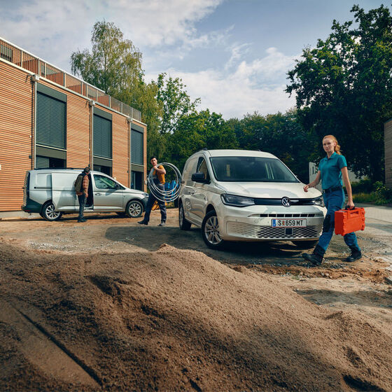 A nova carrinha VW Caddy Cargo em ação num estaleiro de construção.