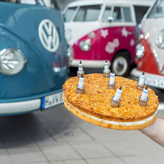 Um bolo com velas do motor no aniversário da VW Transporter Sofie.