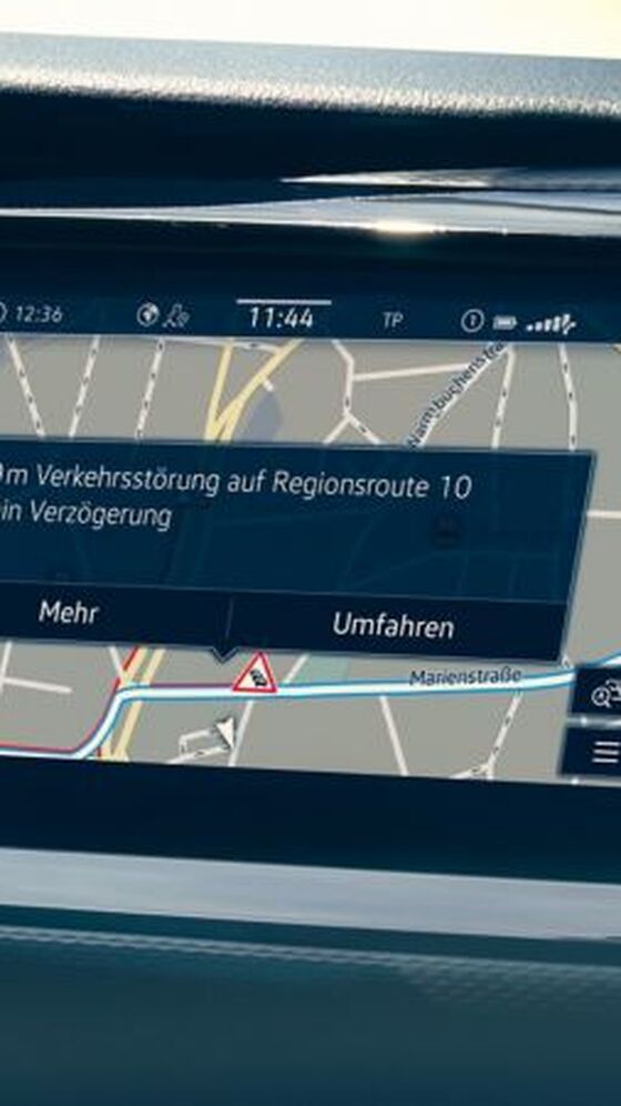 O sistema de navegação de uma carrinha comercial Volkswagen mostra a utilização da navegação em tempo real.
