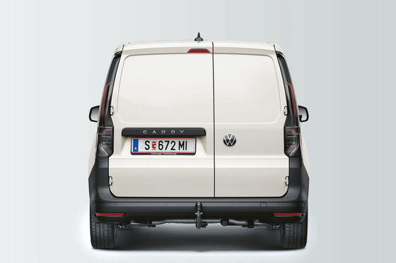 Um Caddy Cargo VW com portas traseiras chapeadas visto de trás