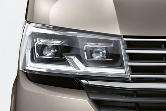 Vista frontal do farol LED da Volkswagen Transporter Cargo