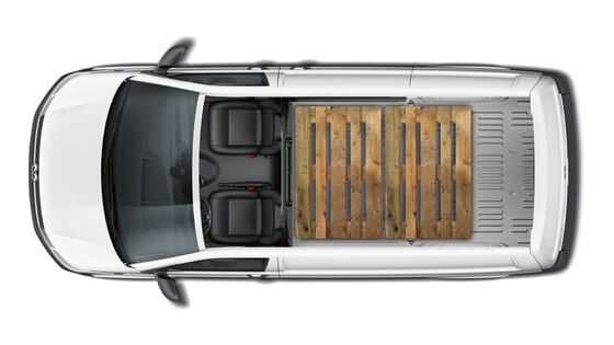 Vista do topo de paletes dentro de uma carrinha VW com distância entre eixos curta