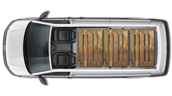 Vista do topo de paletes dentro de uma Volkswagen Transporter com distância entre eixos longa
